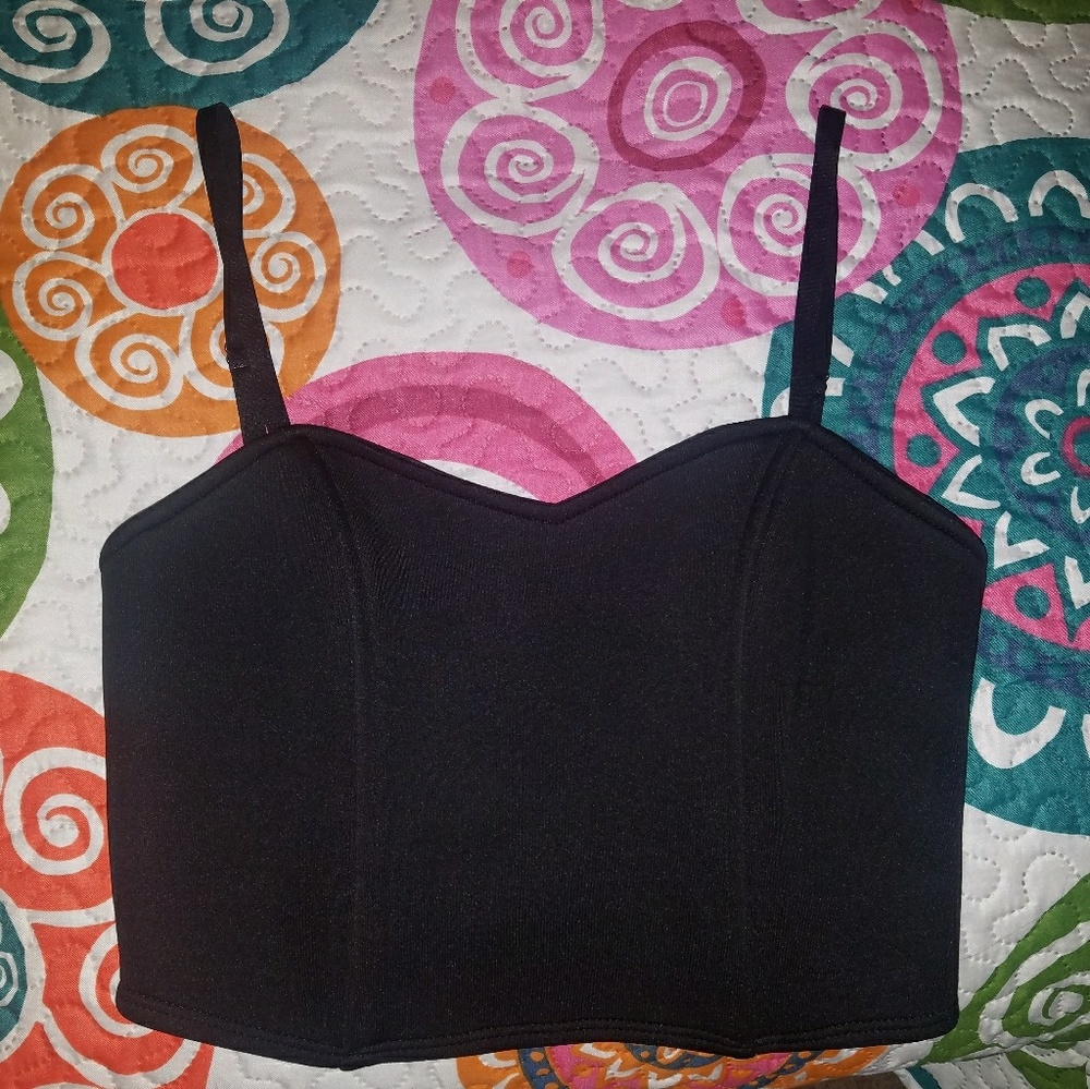 💋NWOT Black crop top